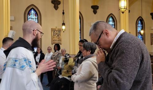 Participantes recibiendo sus cruces.