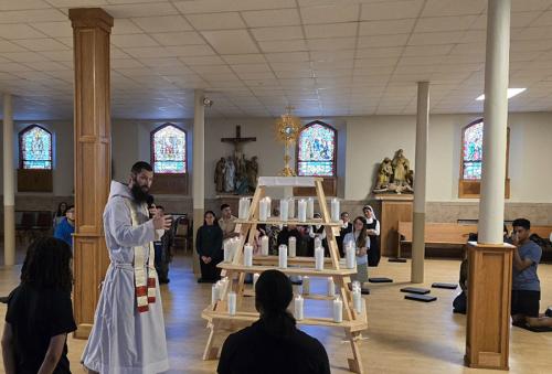 Hora Santa con los jóvenes y el Padre Malachy Napier